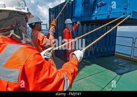 Les travailleurs en service à la plate-forme de construction en mer pour la production du pétrole et du gaz, vue aérienne. Banque D'Images