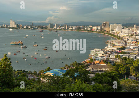 La ville de Pattaya d'oiseau dans le coucher du soleil , Thaïlande Banque D'Images