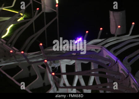 Dubaï, Émirats arabes unis. Mar 11, 2016. Le vendredi 11 mars, 2016, DUBAÏ, ÉMIRATS ARABES UNIS. Dubaï accueille le premier concours international de drone, attirant plus de 150 pilotes de drones et leurs équipes de partout dans le monde pour concourir pour un prix de 1 million de dollars. La compétition voit les équipes concourir sur une piste à Skydive Dubai, près de Dubai marine. 150 équipes qualifiées et s'est rendu à Dubaï. Cependant, tout au long de la semaine, 118 équipes ont été éliminés, ne laissant que 32 équipes de participer ensemble à la finale, qui a eu lieu sur deux jours - 11 et 12 mars 2016. Photo : vue générale de la voie et d'tracksi Banque D'Images