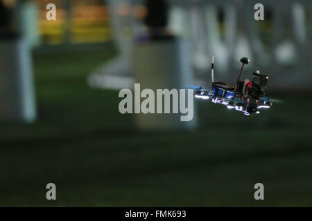 Dubaï, Émirats arabes unis. Mar 11, 2016. Le vendredi 11 mars, 2016, DUBAÏ, ÉMIRATS ARABES UNIS. Dubaï accueille le premier concours international de drone, attirant plus de 150 pilotes de drones et leurs équipes de partout dans le monde pour concourir pour un prix de 1 million de dollars. La compétition voit les équipes concourir sur une piste à Skydive Dubai, près de Dubai marine. 150 équipes qualifiées et s'est rendu à Dubaï. Cependant, tout au long de la semaine, 118 équipes ont été éliminés, ne laissant que 32 équipes de participer ensemble à la finale, qui a eu lieu sur deux jours - 11 et 12 mars 2016. Sur la photo : un bourdon dans fligvht © David Stock/Alamy Liv Banque D'Images