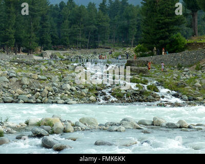 Rivière Lidder, Pahalgam, Cachemire, originaires de glacier 5400 Kolhoi m alt, dans la région de Lidderwat, exécute 30 km pour arriver à Pahalgam Banque D'Images