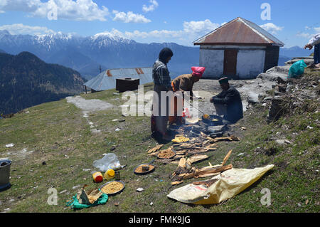 La préparation d'hommes halwa-puri sur la colline. Banque D'Images