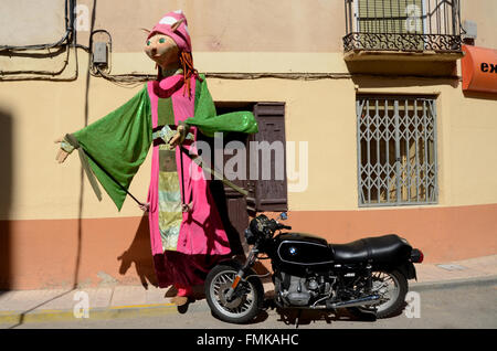 Arcos de Jalón, Espagne. Mar 12, 2016. En costume d'une figure "Gigante" (géant), qui représente les archétypes de sa ville, photographié lors de la célébration de 'La Matanza' dans Arcós de Jalón, au nord de l'Espagne. Credit : Jorge Sanz/Pacific Press/Alamy Live News Banque D'Images