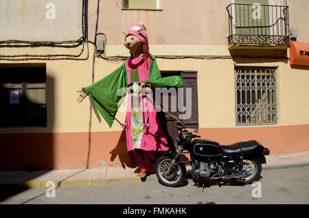 Arcos de Jalón, Espagne. Mar 12, 2016. En costume d'une figure "Gigante" (géant), qui représente les archétypes de sa ville, photographié lors de la célébration de 'La Matanza' dans Arcós de Jalón, au nord de l'Espagne. Credit : Jorge Sanz/Pacific Press/Alamy Live News Banque D'Images