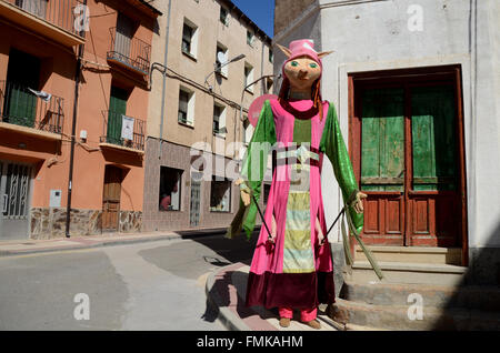 Arcos de Jalón, Espagne. Mar 12, 2016. En costume d'une figure "Gigante" (géant), qui représente les archétypes de sa ville, photographié lors de la célébration de 'La Matanza' dans Arcós de Jalón, au nord de l'Espagne. Credit : Jorge Sanz/Pacific Press/Alamy Live News Banque D'Images