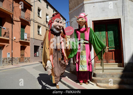 Arcos de Jalón, Espagne. Mar 12, 2016. Deux chiffres en costume d' 'Gigantes (Gigants) photographié au cours de la célébration de 'La Matanza' dans Arcós de Jalón, au nord de l'Espagne. Credit : Jorge Sanz/Pacific Press/Alamy Live News Banque D'Images