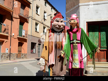 Arcos de Jalón, Espagne. Mar 12, 2016. Deux chiffres en costume d' 'Gigantes (Gigants) photographié au cours de la célébration de 'La Matanza' dans Arcós de Jalón, au nord de l'Espagne. Credit : Jorge Sanz/Pacific Press/Alamy Live News Banque D'Images