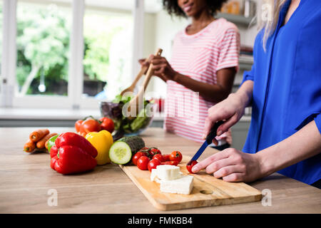 Au milieu d'amies de préparer des aliments Banque D'Images