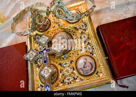 Couronnes à jour du mariage dans une église Banque D'Images