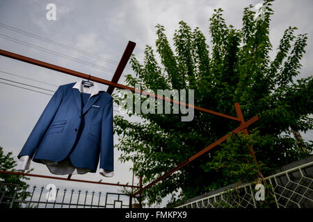 Costume Bleu et sa chemise suspendue à un bar dans la nature Banque D'Images