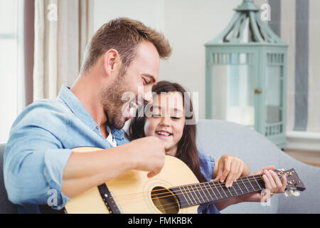 Père qui joue de la guitare avec fille Banque D'Images