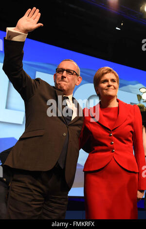 Glasgow, Ecosse, Royaume-Uni, 12, mars 2016. Leader Nicola Sturgeon SNP et leader adjoint Stewart Hosie reconnaître applaudi à la conférence SNP, Crédit : Ken Jack / Alamy Live News Banque D'Images