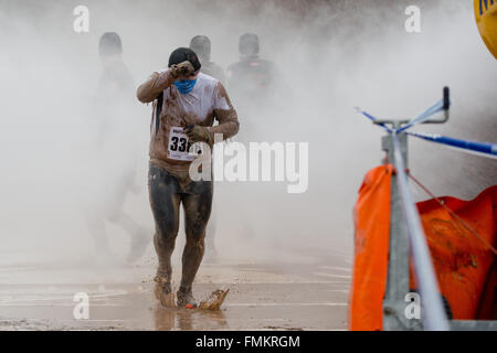 Bischofsheim, Allemagne. Mar 12, 2016. Participant de la course extrême bataille Braveheart luttant contre la poudrerie de canon Bischofsheim, Allemagne, 12 mars 2016. Près de 2 700 coureurs ont à gérer un 30 km avec 45 obstacles. Le extremerun mène à travers de l'eau très froide, la boue des fosses et feu chaud d'obstacles. Il est dit être l'un des plus difficiles en Europe. PHOTO : DANIEL KARMANN/dpa/Alamy Live News Banque D'Images