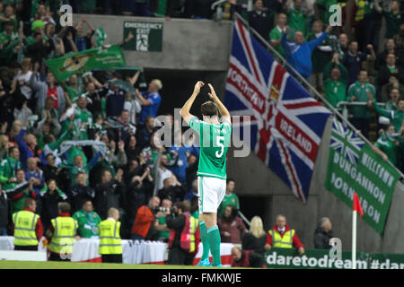 07 Sept 2015 - Euro 2016 Qualifications - Groupe F - Irlande du Nord 1 Hongrie 1. L'Irlande du defender Jonny Evans. Banque D'Images