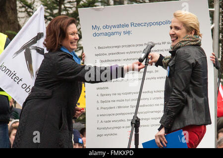 Varsovie, Pologne. Mar 12, 2016. Malgorzata Kidawa-Blonska à partir de la plate-forme civique (PO, parti Platforma Obywatelska) signer la demande accrue durant la manifestation organisée par le parti libéral polonais moderne, parti politique (Nowoczesna) et Comité pour la défense de la démocratie (KOD) en face du Tribunal constitutionnel (TK) © Mateusz Wlodarczyk/Pacific Press/Alamy Live News Banque D'Images