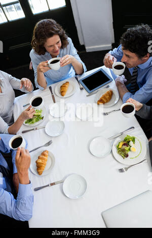 Les gens d'affaires réunion dans restaurant Banque D'Images