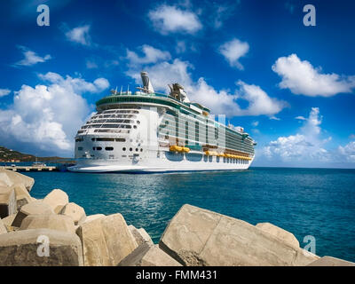 HDR d'un navire de croisière amarré devant un mur de roches avec ciel bleu Banque D'Images