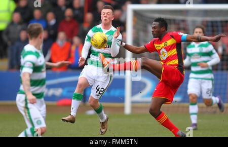 Firhill Stadium, Glasgow, Ecosse. Mar 12, 2016. Scottish Premier League. Partick Thistle contre Celtic. Callum McGregor et Abdul Osman Crédit défi : Action Plus Sport/Alamy Live News Banque D'Images