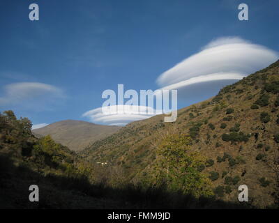 Nuages lenticulaires sur la Sierra Nevada, Espagne Banque D'Images