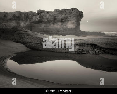 Piscine de marée et la pleine lune. Devil's Punchbowl State Natural Area. Oregon Banque D'Images