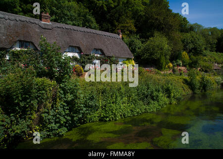 Chaumière au bord de la rivière Test, Wherwell, Hampshire, Angleterre. Banque D'Images