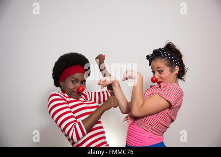 Deux clowns femelle effectuant Banque D'Images