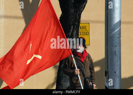 Vicenza, Mars 12th, 2016. Manifestation contre la guerre en Libye. Deux cents personnes se réunit en dehors de la base américaine 'Ederle'à Vicenza, Italie, pour protester contre l'intervention militaire en Libye italienne.La manifestation a été suivie par une délégation de femmes de Donetsk et Luhansk. Les slogans sont : arrêter la guerre, arrêter, arrêter l'OTAN, UE yankee go home. Credit : Ferdinando Piezzi/Alamy Live News Banque D'Images