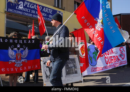 Vicenza, Mars 12th, 2016. Manifestation contre la guerre en Libye. Deux cents personnes se réunit en dehors de la base américaine 'Ederle'à Vicenza, Italie, pour protester contre l'intervention militaire en Libye italienne.La manifestation a été suivie par une délégation de femmes de Donetsk et Luhansk. Les slogans sont : arrêter la guerre, arrêter, arrêter l'OTAN, UE yankee go home. Credit : Ferdinando Piezzi/Alamy Live News Banque D'Images