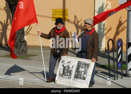 Vicenza, Mars 12th, 2016. Manifestation contre la guerre en Libye. Deux cents personnes se réunit en dehors de la base américaine 'Ederle'à Vicenza, Italie, pour protester contre l'intervention militaire en Libye italienne.La manifestation a été suivie par une délégation de femmes de Donetsk et Luhansk. Les slogans sont : arrêter la guerre, arrêter, arrêter l'OTAN, UE yankee go home. Credit : Ferdinando Piezzi/Alamy Live News Banque D'Images