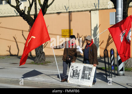 Vicenza, Mars 12th, 2016. Manifestation contre la guerre en Libye. Deux cents personnes se réunit en dehors de la base américaine 'Ederle'à Vicenza, Italie, pour protester contre l'intervention militaire en Libye italienne.La manifestation a été suivie par une délégation de femmes de Donetsk et Luhansk. Les slogans sont : arrêter la guerre, arrêter, arrêter l'OTAN, UE yankee go home. Credit : Ferdinando Piezzi/Alamy Live News Banque D'Images