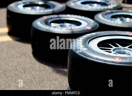 Saint Petersburg, Florida, USA. Mar 12, 2016. DIRK SHADD | fois .pneus dans la fosse de pilote d'IndyCar Tony Kanaan au Firestone Grand Prix de Saint-Pétersbourg le samedi (3/12/16) © Dirk Shadd/Tampa Bay Times/ZUMA/Alamy Fil Live News Banque D'Images