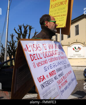 Vicenza, Mars 12th, 2016. Manifestation contre la guerre en Libye. Deux cents personnes se réunit en dehors de la base américaine 'Ederle'à Vicenza, Italie, pour protester contre l'intervention militaire en Libye italienne.La manifestation a été suivie par une délégation de femmes de Donetsk et Luhansk. Les slogans sont : arrêter la guerre, arrêter, arrêter l'OTAN, UE yankee go home. Credit : Ferdinando Piezzi/Alamy Live News Banque D'Images