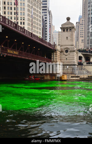 L'Union européenne chaque année plombiers colorants la rivière Chicago en vert pour la Saint-Patrick, le 12 mars 2016 Banque D'Images