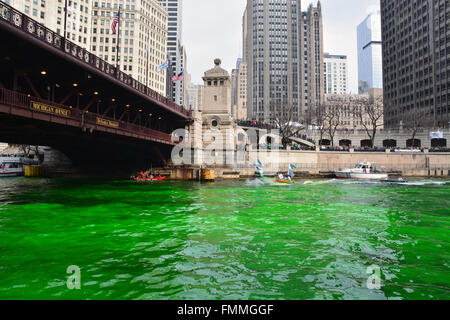 L'Union européenne chaque année plombiers colorants la rivière Chicago en vert pour la Saint-Patrick, le 12 mars 2016 Banque D'Images