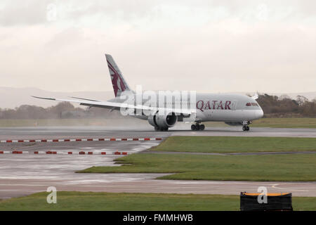 Qatar Airways Boeing 787-8 Dreamliner gros-plan passnenger (A7-BCW) arrive à l'Aéroport International de Manchester à la piste. Banque D'Images