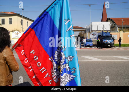 Vicenza, Mars 12th, 2016. Manifestation contre la guerre en Libye. Deux cents personnes se réunit en dehors de la base américaine 'Ederle'à Vicenza, Italie, pour protester contre l'intervention militaire en Libye italienne.La manifestation a été suivie par une délégation de femmes de Donetsk et Luhansk. Les slogans sont : arrêter la guerre, arrêter, arrêter l'OTAN, UE yankee go home. Credit : Ferdinando Piezzi/Alamy Live News Banque D'Images