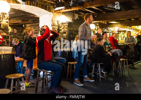 Aberystwyth, Pays de Galles, Royaume-Uni. 12 mars 2016. Rummers Bar. Nailbiting moments où il semblait que le pays de Galles peut faire une dernière minute comeback. dans les nations de rugby. Dans le cas où le pays de Galles a perdu par 21 à 25. Credit : Alan Hale/Alamy Live News Banque D'Images