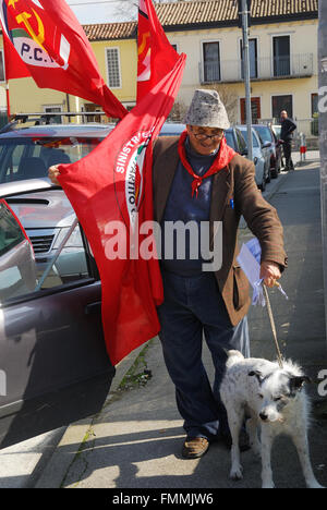 Vicenza, Mars 12th, 2016. Manifestation contre la guerre en Libye. Deux cents personnes se réunit en dehors de la base américaine 'Ederle'à Vicenza, Italie, pour protester contre l'intervention militaire en Libye italienne.La manifestation a été suivie par une délégation de femmes de Donetsk et Luhansk. Les slogans sont : arrêter la guerre, arrêter, arrêter l'OTAN, UE yankee go home. Credit : Ferdinando Piezzi/Alamy Live News Banque D'Images