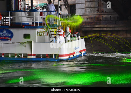 L'Union européenne chaque année plombiers colorants la rivière Chicago en vert pour la Saint-Patrick, le 12 mars 2016 Banque D'Images