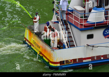 L'Union européenne chaque année plombiers colorants la rivière Chicago en vert pour la Saint-Patrick, le 12 mars 2016 Banque D'Images