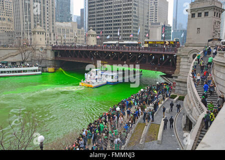 L'Union européenne chaque année plombiers colorants la rivière Chicago en vert pour la Saint-Patrick, le 12 mars 2016 Banque D'Images