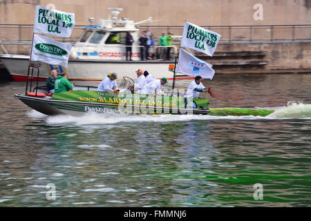 L'Union européenne chaque année plombiers colorants la rivière Chicago en vert pour la Saint-Patrick, le 12 mars 2016 Banque D'Images