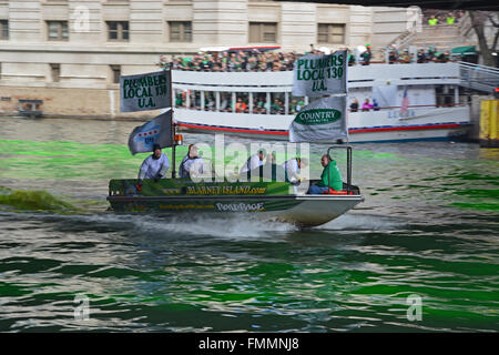 L'Union européenne chaque année plombiers colorants la rivière Chicago en vert pour la Saint-Patrick, le 12 mars 2016 Banque D'Images