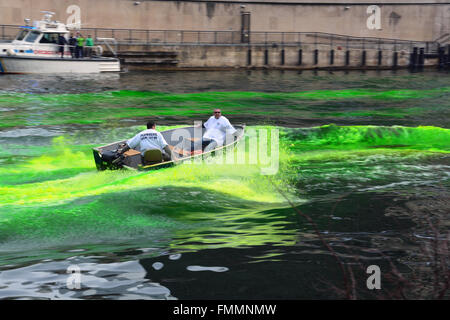 L'Union européenne chaque année plombiers colorants la rivière Chicago en vert pour la Saint-Patrick, le 12 mars 2016 Banque D'Images