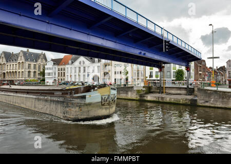 Chaland barge traverse centre de la ville sous le pont monté sur Juin 23, 2016 à Oudenaarde, Belgique Banque D'Images