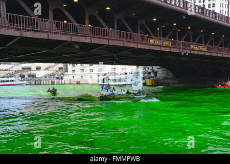 L'Union européenne chaque année plombiers colorants la rivière Chicago en vert pour la Saint-Patrick, le 12 mars 2016 Banque D'Images