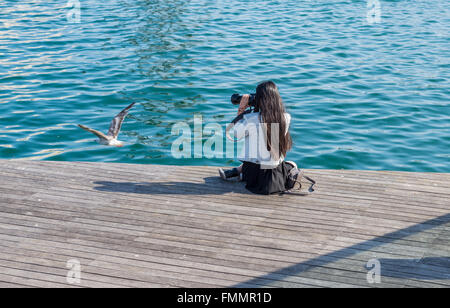 Rambla de Mar allée en bois dans le port de Barcelone, Espagne Banque D'Images