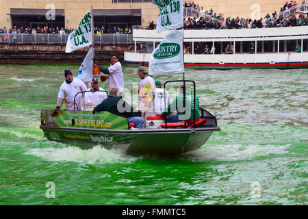 L'Union européenne chaque année plombiers colorants la rivière Chicago en vert pour la Saint-Patrick, le 12 mars 2016 Banque D'Images