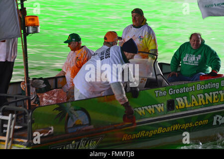 L'Union européenne chaque année plombiers colorants la rivière Chicago en vert pour la Saint-Patrick, le 12 mars 2016 Banque D'Images