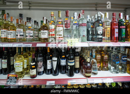 Liqueurs dans Magasin avec produits de la Pologne dans l'Eixample, Barcelone, Espagne Banque D'Images